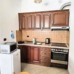 Sunny 2 Bedroom Near City Center