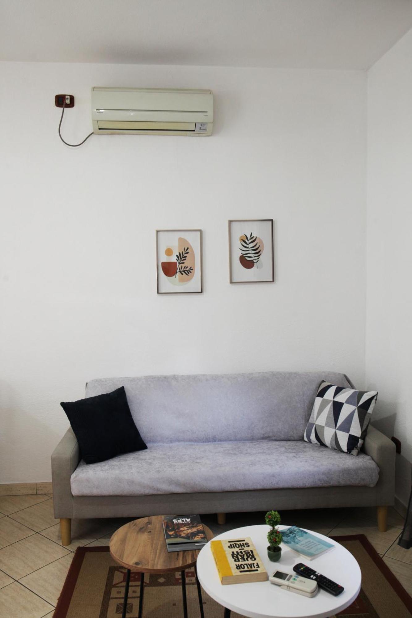 Sunny 2 Bedroom Near Center *